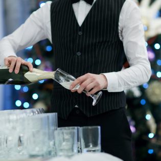 Holiday restaurant scheduling is always hard. Seasonal business can surprise you. Keep your duty roster up to speed by following our employee scheduling tips.